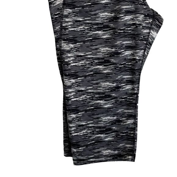 TEK GEAR Women's 2X (39x20) DRYTEK High-Waisted Capri Leggings, Gray/Black/White - Picture 4 of 16